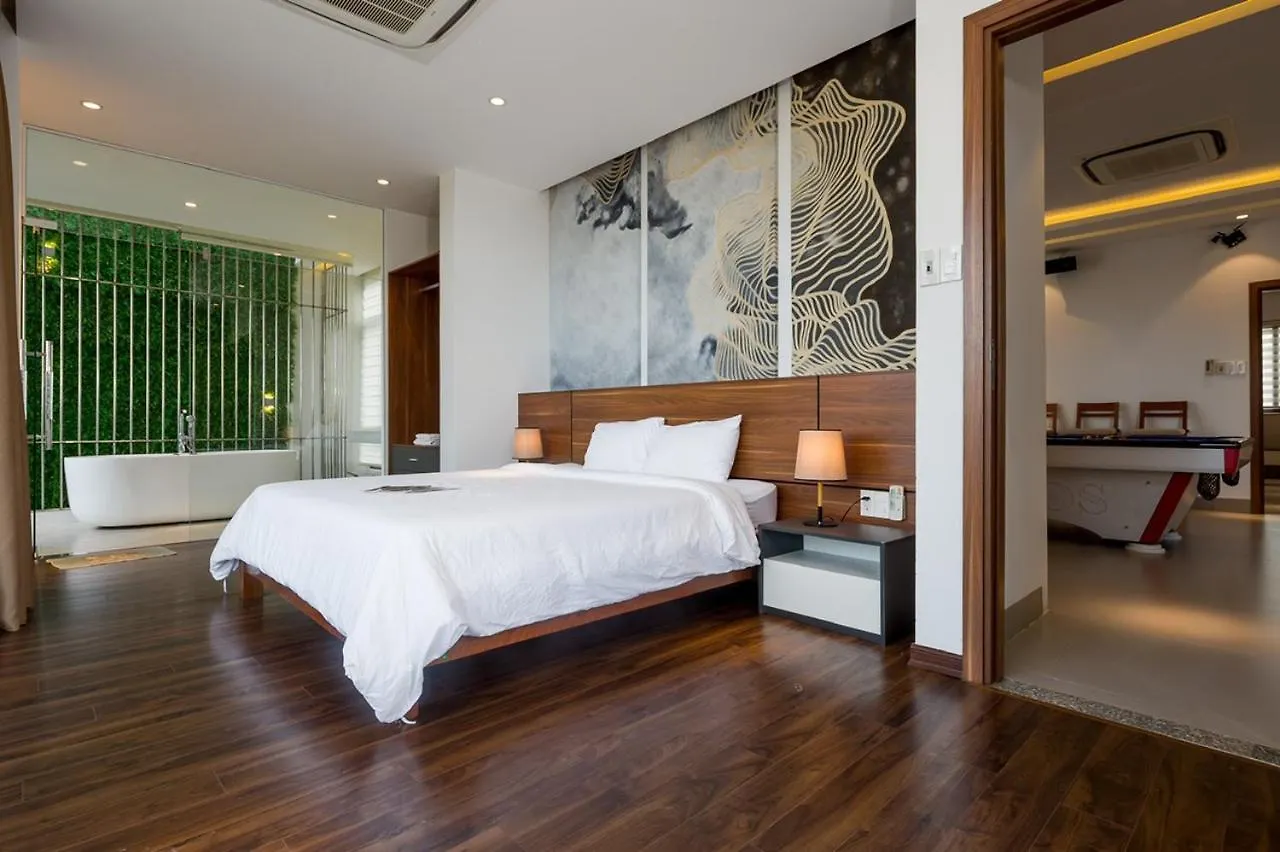 Stunning Da Nang Beach Villa 0*,